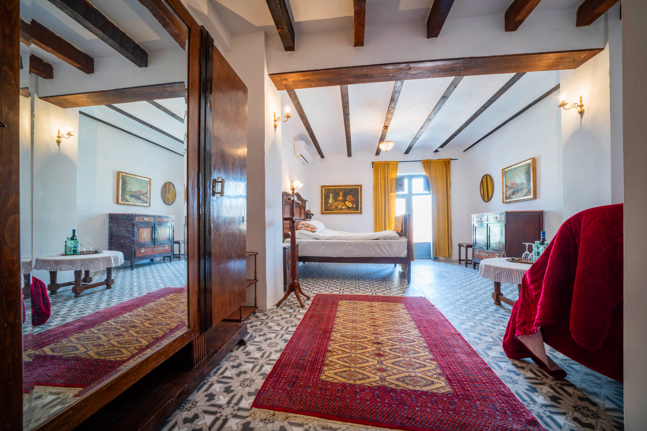 Rum 6 med liten balkong, AC, eget badrum med värmegolv och inredning traditionel spans stil
